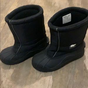 Snow boots